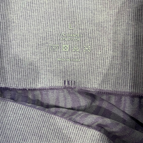 NVGTN leggings and sport bra - Picture 4 of 4